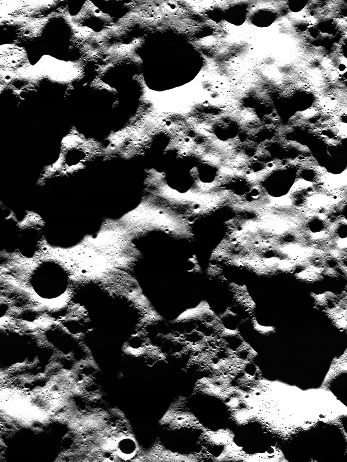 The moon captured by the JANUS camera on board ESA's JUICE probe. Near the finisher (the line between day and night on the lunar surface), sunlight is scratching, highlighting valuable details for the geological interpretation of the surface if the dynamic range of the instrument (the ability to distinguish many levels of light intensity) is sufficiently wide. Credit: JANUS team (INAF, ASI, DLR, IAA-CSIC, Open University, CISAS-University of Padua, and other international partners).